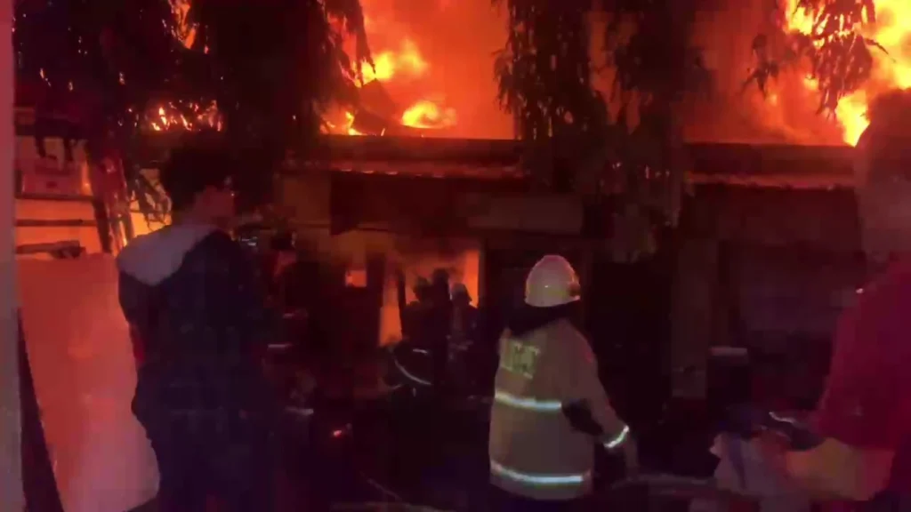Kebakaran Hebat Melanda Pasar Taman Puring, Kerugian Besar bagi Pedagang