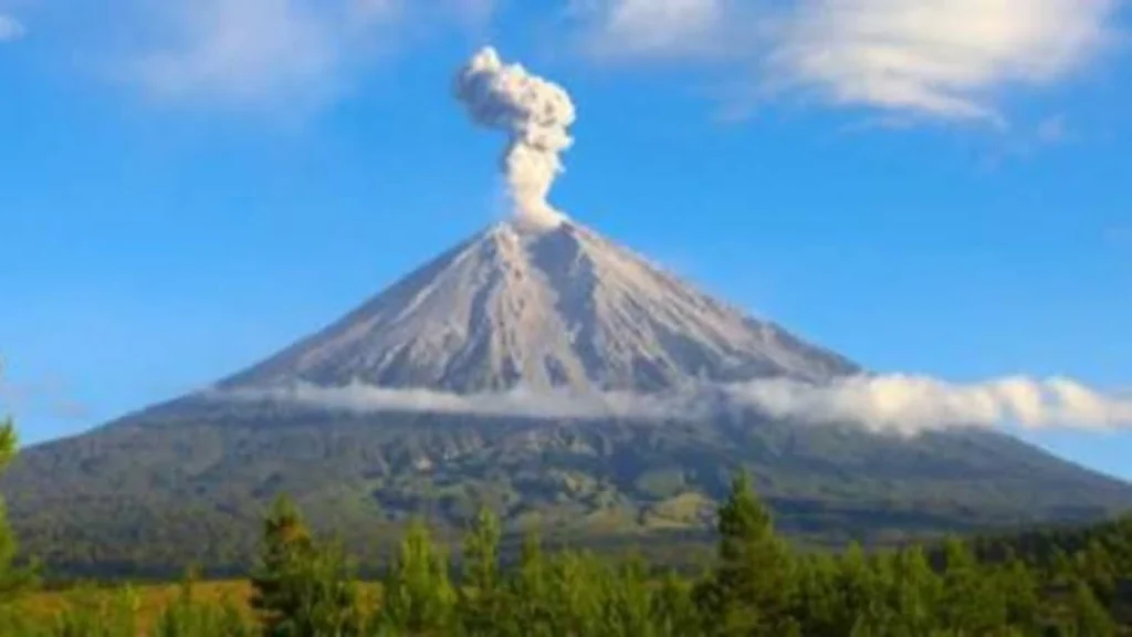 Aktivitas Erupsi Gunung Semeru: Update Terbaru dan Rekomendasi Mitigasi
